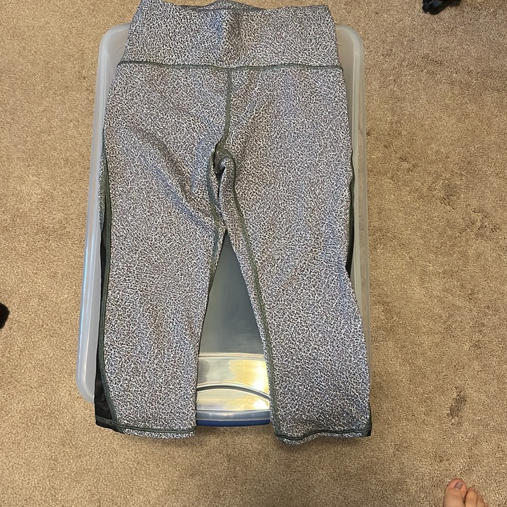 Size 6 to Lululemon 26 inch leggings gray pattern